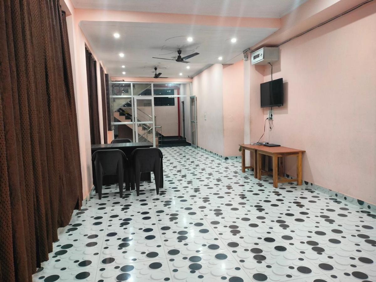 Hotel Dev Inn Ayodhya Kültér fotó